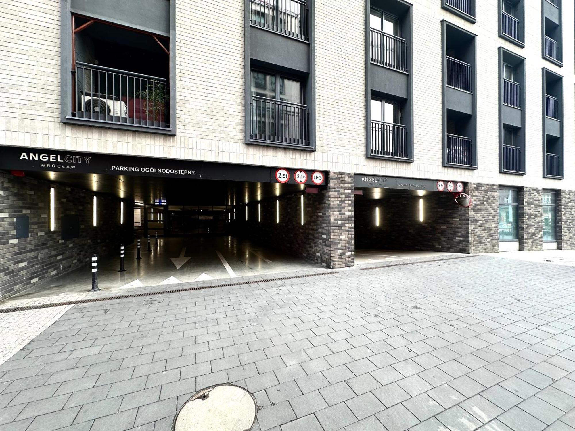 Traugutta - Fitness & Parking *
